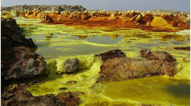 La Depresión de Danakil (Etiopía). Una violenta región geológica, repleta de volcanes, fumarolas que emiten gases amarillentos y llanuras salinas.