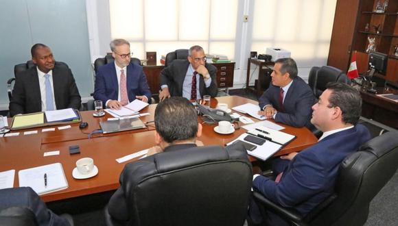 El ministro de Agricultura, Gustavo Mostajo, encabeza la mesa en la que se reunieron autoridades peruanas con delegación de los EE.UU. para revisar asuntos fitosanitarios. (Foto: Difusión)