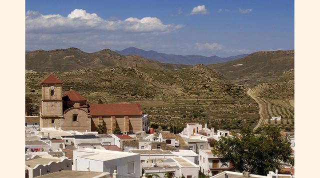 Lucainena de las Torres (Almería). En enero, habitantes y turistas de Lucainena de las Torres acuden a la procesión del Patrón, San Sebastián, para tirarle roscas de pan a su paso, desde calles, viviendas y balcones muy cuidados y llenos de flores. Desde 
