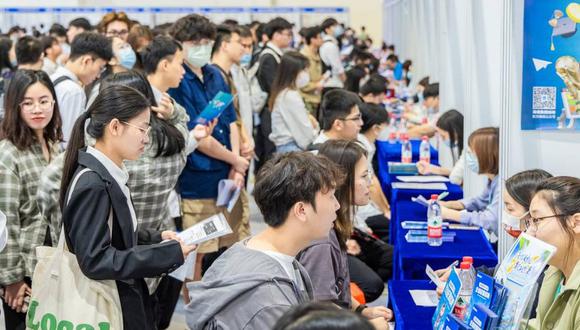 Jóvenes buscando empleo en una feria laboral en la provincia de Guangdong. El paro juvenil en China alcanzó el 20% en julio pasado.