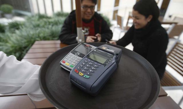 Aproveche las compras de deuda de las tarjetas, siempre que tengan una tasa atractiva. Es usual que lo llamen por teléfono ofreciéndole una compra de deuda de tarjetas e incluso de préstamos personales, a una tasa competitiva. Esta opción le generará ahor