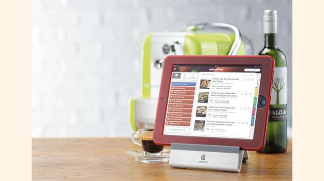 Soporte para tabletas. Belkin’s Chef Stand and Stylus ,  es un soporte para iPad. Su mamá podrá consultar recetas en su tableta mientras cocina e interactúa con ésta mediante un lapicero “stylus”.