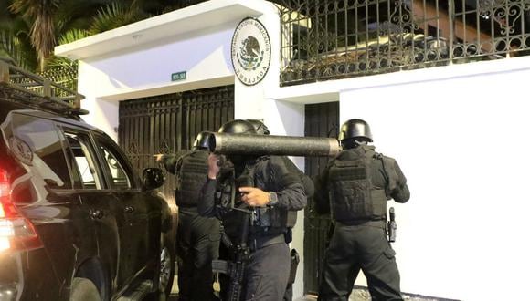 Imagen publicada por API que muestra a fuerzas especiales de la policía de Ecuador intentando irrumpir en la embajada de México en Quito para arrestar al ex vicepresidente Jorge Glas, el 5 de abril de 2024. (Foto: ALBERTO SUÁREZ/API/AFP).