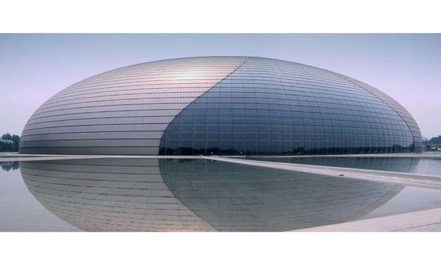 TEATRO NACIONAL – CHINA. Es una ópera que se encuentra en Pekín. La estructura consiste en una gran cúpula de titanio que parece estar cortada al medio y rodeada de un lago artificial.