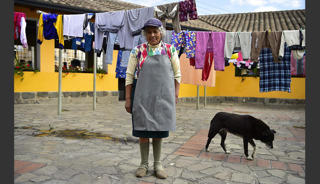 FOTO 4 | Ecuador. La lavandera ecuatoriana Delia Veloz, de 74 años, aparece junto a ropa secándose en la lavandería municipal del barrio Ermita, en Quito, el 5 de marzo del 2018. Veloz ha sido lavandera por más de 50 años y gana alrededor de cuatro dólares por día. (Foto: AFP)