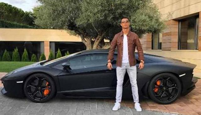 FOTO 5 | Lamborghini Aventator. Se lo compró por su cumpleaños y causó polémica en 2017 porque apareció en una cuneta. Al parecer todo se debió a un malentendido. Efectivamente, se trataba del coche de Cristiano Ronaldo, pero habría sufrido una lesión en la muñeca y se vio obligado a dejarlo ahí y continuear su viaje con Georgina Rodríguez en otro vehículo. Circulaba, eso sí, sin matrícula delantera.

El motor V12 que alcanza los 700 caballos de potencia y una velocidad máxima de 350 kilómetros por hora. Acelera de 0 a 100 en 2,9 segundos.