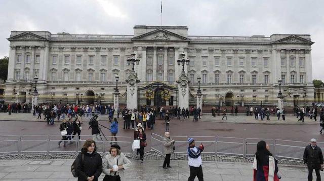 Abril. Se inicia restauración del Buckingham Palace, residencia de la Reina Isabel II en Londres. (Foto: AFP)