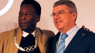 Pelé recibe el mayor homenaje del COI en su propio museo