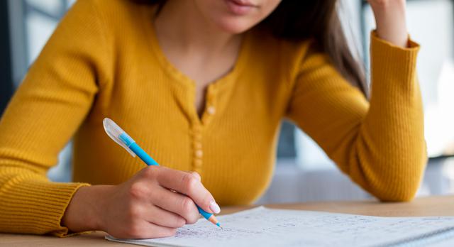 FOTO 3  | 3. Escribí un plan a futuro con tus objetivos
Una vez que hayas hecho toda la introspección necesaria para descifrar los puntos anteriores, es tiempo de que lleves esas ideas a tierra. Para eso la manera más sencilla es recurrir a un lápiz y a un papel y escribir cuáles son tus aspiraciones y objetivos a futuro y qué camino podés hacer para conseguirlo.
Quizás involucre hacer algún otro curso aparte de la carrera universitaria, tal véz te ayude realizar un intercambio estudiantil e incluso puede ser que para el conseguir el trabajo de tus sueños necesites hacer algunas pasantías para juntar experiencia laboral. Diseñá un esquema o un mapa conceptual con tus metas y el camino necesario a seguir para conseguirlo. Colgalo en tu cartelera o en algún lugar visible de tu cuarto y tenelo presente. Tener una idea clara de a dónde querés llegar te ayudará a tomar las mejores decisiones para hacerlo realidad. (Foto: Freepik)