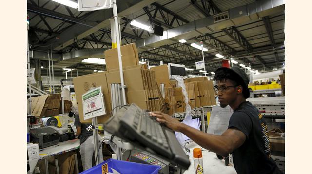 Además de sus valiosos empleados, Amazon tiene actualmente más de 15,000 robots Kiva laborando en sus centros de distribución alrededor de Estados Unidos, 3,000 de ellos se encuentran en este centro de Tracy, California. (Foto: Reuters)