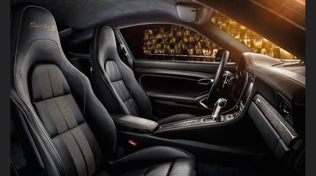 Costuras amarillas en los bordes y techo de Alcantara con franjas amarillas complementan todo el tema. (Foto: Megaricos)