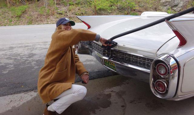 Pero sobre todo quiero contarle la calma que sentí manejando a 128 kph en una autopista del estado de Nueva York sin cinturón de seguridad, con Courtney Love sonando a todo lo que da en un grabador portátil retro y un chihuahua de 4.5 kg deslizándose a mi