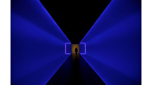 1 Un hombre camina por un túnel que conecta dos edificios del Museo de Bellas Artes de Houston. El túnel, titulado The Inside Luz, es una obra del artista estadounidense &quot;James Turrell&quot;:https://www.youtube.com/watch?v=QWekIcZaKns. (Foto: AP)