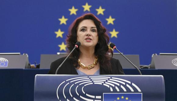 La comisaria europea para la Igualdad, Helena Dalli, pronuncia un discurso durante un debate sobre el auge del extremismo de derecha y el racismo en Europa, durante una sesión plenaria en el Parlamento Europeo en Estrasburgo, este de Francia, el 20 de octubre de 2021. (Foto de FREDERICK FLORIN / POOL / AFP)