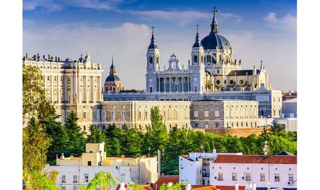 España. Desde Barcelona y Andalucía hasta Madrid, España tiene un clima tan variado como sus paisajes. Ya sea que te interese explorar las ciudades, darte un chapuzón en el Mediterráneo, descubrir la buena cocina, disfrutar de la atmósfera catalana o mara