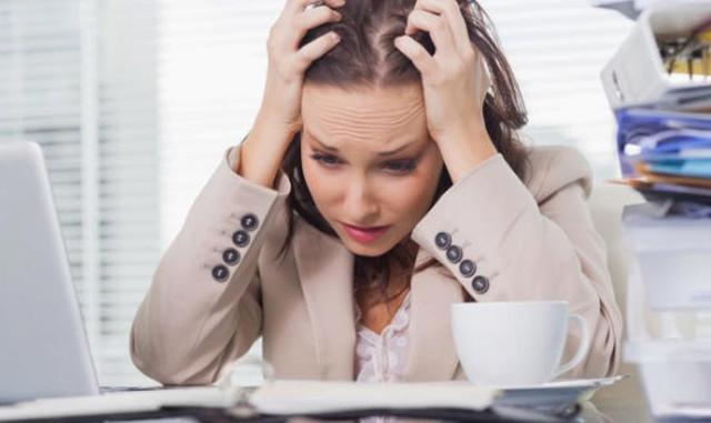 Exagerar. A todo el mundo le pasan cosas malas. La diferencia reside en que las personas felices las ven tal y como son una decepción momentánea y las personas infelices consideran que cualquier cosa negativa es una prueba más de que la vida las está cast