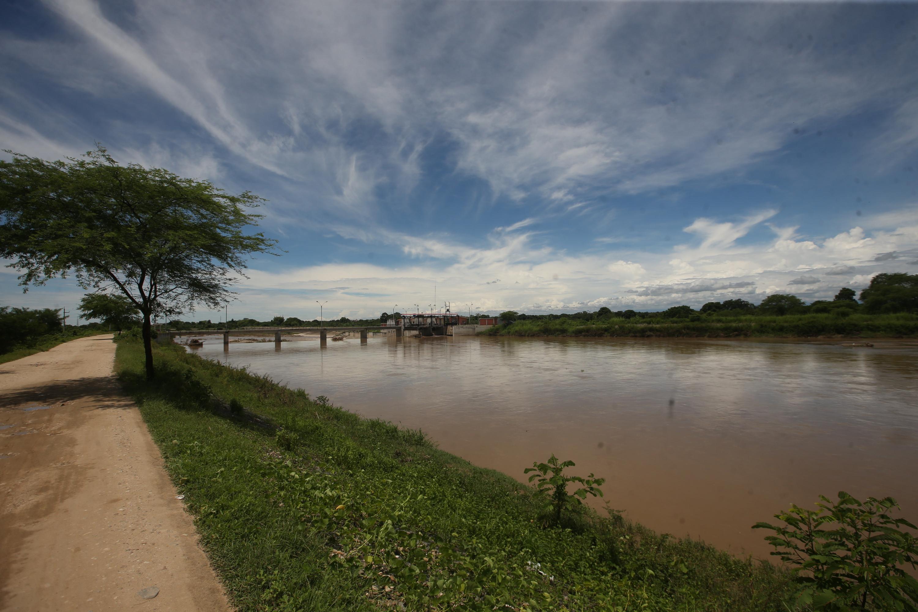 Canal de Río Zarumilla en la frontera con Ecuador.