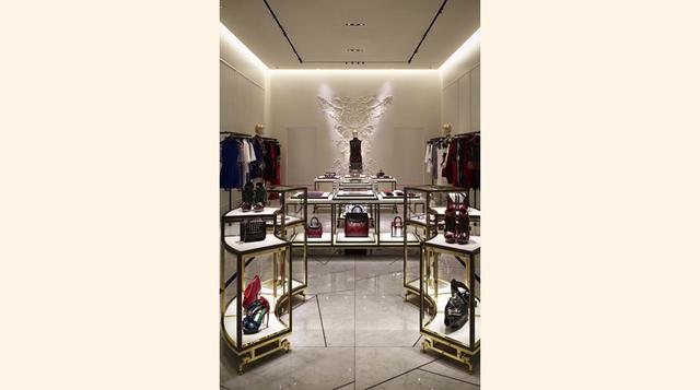 Los acabados incluyen pisos de mármol agrietados Calacatta Oro con alfombras gruesas y patas de bronce de animales en los muebles. (Foto: Megaricos)