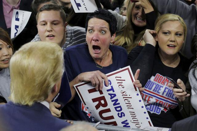 Esta es la reacción de Robin Roy cuando Donald Trump le saluda durante la campaña electoral en Lowell. (Foto Reuters)