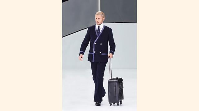 Desfilaron azafatas y pilotos luciendo nuevos uniformes diseñados por Karl Lagerfeld. (Foto: Chanel)