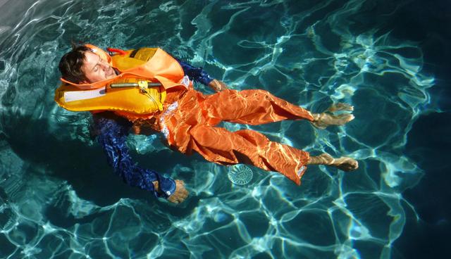 Foto 6 |  Kataix, el traje salvavidas y de trabajo, que creó la diseñadora Amalia Cubillos tras el maremoto del 2010 en Chile, llegará al Perú este año. El producto tiene incorporado una válvula con CO2 comprimido que al tocar el mar se activa. Tendría un costo de alrededor S/ 925 y ya cuenta con 250 usuarios, que en su mayoría son pescadores artesanales.