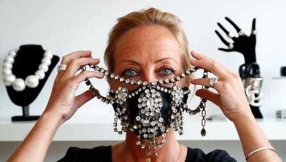 La estilista de Bruselas Aude De Wolf creó una "mascarilla bufanda" que usa lino, cashmere y otros materiales de alta calidad para combinar mascarillas con chales de lujo. (Foto: REUTERS/Francois Lenoir)