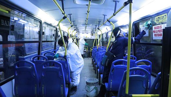 En algunos casos el personal contratado no realizaba la limpieza completa de los buses.  (Foto: Contraloría General)