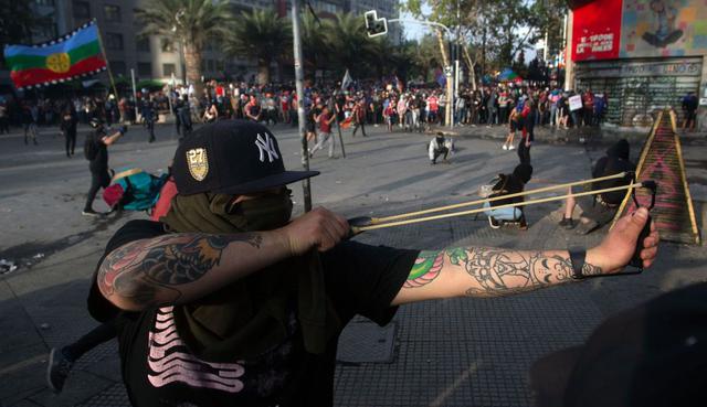 Desde el Instituto Nacional de Derechos Humanos (INDH) han registrado 4.271 detenidos en todo el país y 1.305 civiles heridos, , 755 por disparos (perdigones, balines de goma, disparos de bala o arma no identificada). (Foto: AFP)