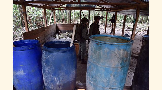 FARC y las drogas. Los vínculos de las FARC con carteles mexicanos y colombianos son bastante evidentes por las continuas capturas de narcotraficantes relacionados a la guerrilla. William Brownfield, subsecreteraio de EE.UU. para Narcóticos, aseguró que l