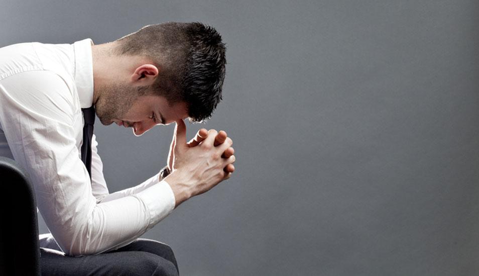 FOTO 3 | 3. Vencen a su crítico interno

Si crees que eres un fracaso, ¿adivina qué? Probablemente terminarás fallando. Esa profecía autocumplida está prediciendo tu destino.

En su lugar, usa esa profecía autocumplida en tu beneficio creyendo que vas a tener éxito. Esto puede ser un desafío, pero es posible si prestas atención a tus pensamientos. No ignores esos pensamientos negativos, reconócelos y luego haz algo positivo para distraerte.

Echa un vistazo a la evidencia en ambos lados. Al anotar lo bueno y lo malo, verás que algunos de esos pensamientos negativos son irracionales. Encuentra el equilibrio: en lugar de castigarte, mira tus defectos como formas de mejorar.