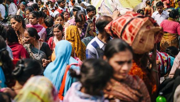 Hombres y mujeres en una ocupada calle de Nueva Dheli.