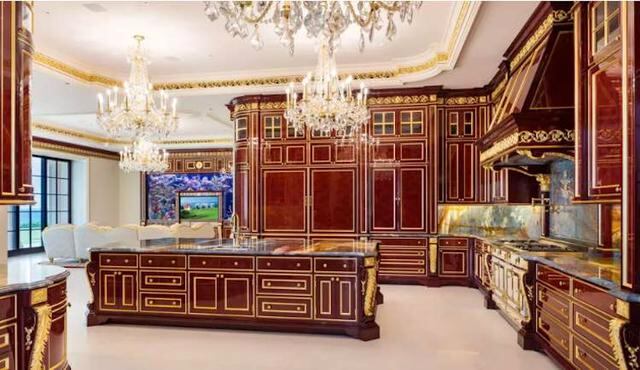 Cada detalle en el baño, las puertas interiores y la decoración Gypsum fueron tratadas con oro. Incluso, la mansión tiene una imponente puerta de cuatro metros de altura decorado con oro.