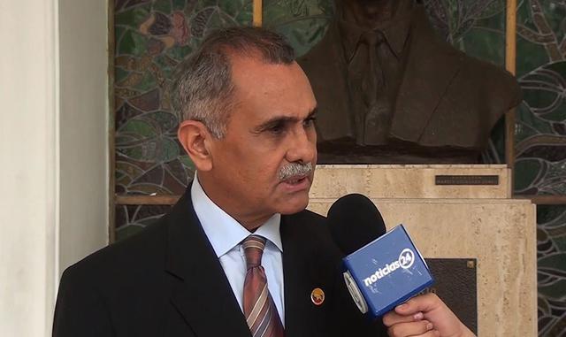 Eustoquio Contreras, legislador: Congresista veterano que dirige un pequeño partido, que ha formado parte de la alianza socialista gobernante, dice que Maduro no debe cambiar la constitución de Venezuela, sino respetarla. (Foto: ELMISMOPAIS)