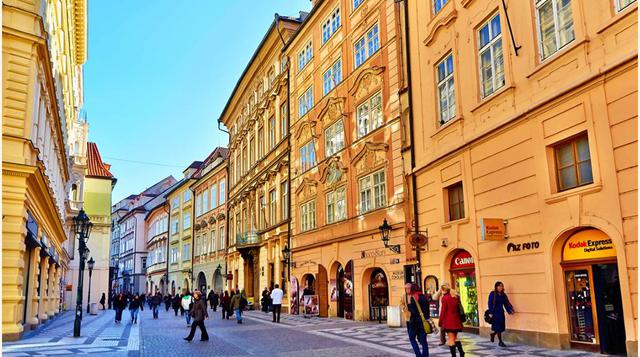 Calle Celetnà, Praga; Ahí e vivió la familia de Kafka, en el siglo XIX. Conocido como una de las más bellas y elegantes calles de la ciudad, está llena de bellos palacios barrocos y nobles mansiones.(foto:Flickr).