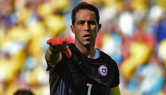 Claudio Bravo |Es uno de los jugadores más experimentados que tienen los chilenos. Viene de disputar la Champions League con el Barcelona y ese entrenamiento será suficiente para ser titular. Su precio supera los 13 millones de dólares. (AFP)