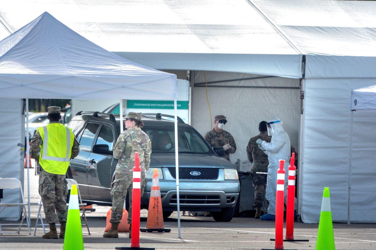 Miami (United States), 23/03/2020.- Florida Army National Guard's members conduct nasal swabs and coronavirus tests at the testing location at Hard Rock Cafe Miami's Super Bowl stadium's parking lot in Miami, Florida, USA, 23 March 2020. (Estados Unidos) EFE/EPA/CRISTOBAL HERRERA
