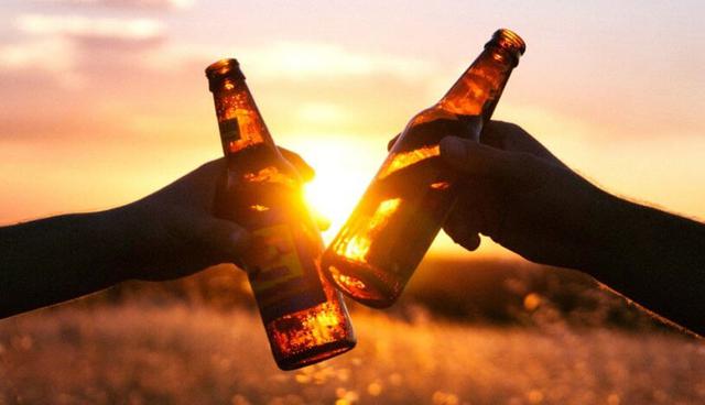 FOTO 7 | 7. Bebes (o fumas) más que antes. Después de un día duro de trabajo, lo único que deseas es llegar a casa, abrir una botella de cerveza y beber mientras ves televisión. No tiene nada de malo tomarse una cerveza o dos después del trabajo, pero si sientes que éste es un método de escape, presta atención.