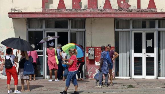 Personas esperan afuera de una farmacia,en la Habana (Cuba)./EFE