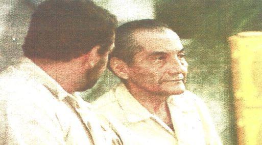 Carlos Manrique sale esposado de la Corte Federal en Miami, después que el juez Peter Palermo atendiera la solicitud de sus abogados de postergar la audiencia. (foto AFP)