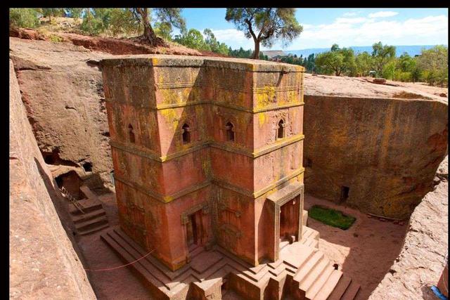 FOTO 15 | 15. Biet Ghiorgis. Biet Ghiorgis o Biete Ghiorgis es una de las once iglesias monolíticas de Lalibela, una región situada en Etiopia. Según la historia, se construyó en el siglo XIII después de que el rey tuviese una visión en un sueño. Declarada como Patrimonio de la Humanidad por la UNESCO en 1978, es considerada como la octava maravilla del mundo.