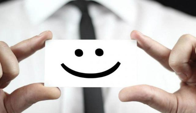 FOTO 7 | Hola viejo amigo
Cuando conoces a alguien por primera vez imagina que son amigos de toda la vida. De acuerdo a Lowndes esto provocará varias reacciones corporales en tu subconsciente, desde la amabilidad de tu mirada hasta la posición de tus pies.

Otro beneficio a esta técnica es que cuando actúas como si te cayera bien alguien, se convierte en una profecía auto cumplida, podría realmente llegarte a agradar esa persona.