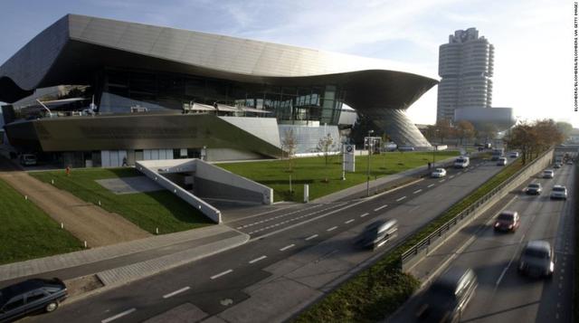 BMW Central Building, 2004 (Leipzig, Alemania). Un año después de completar el BMW Central Building, Hadid ganó el prestigioso premio Prikzter, convirtiéndose en la primera mujer en lograr tal galardón.