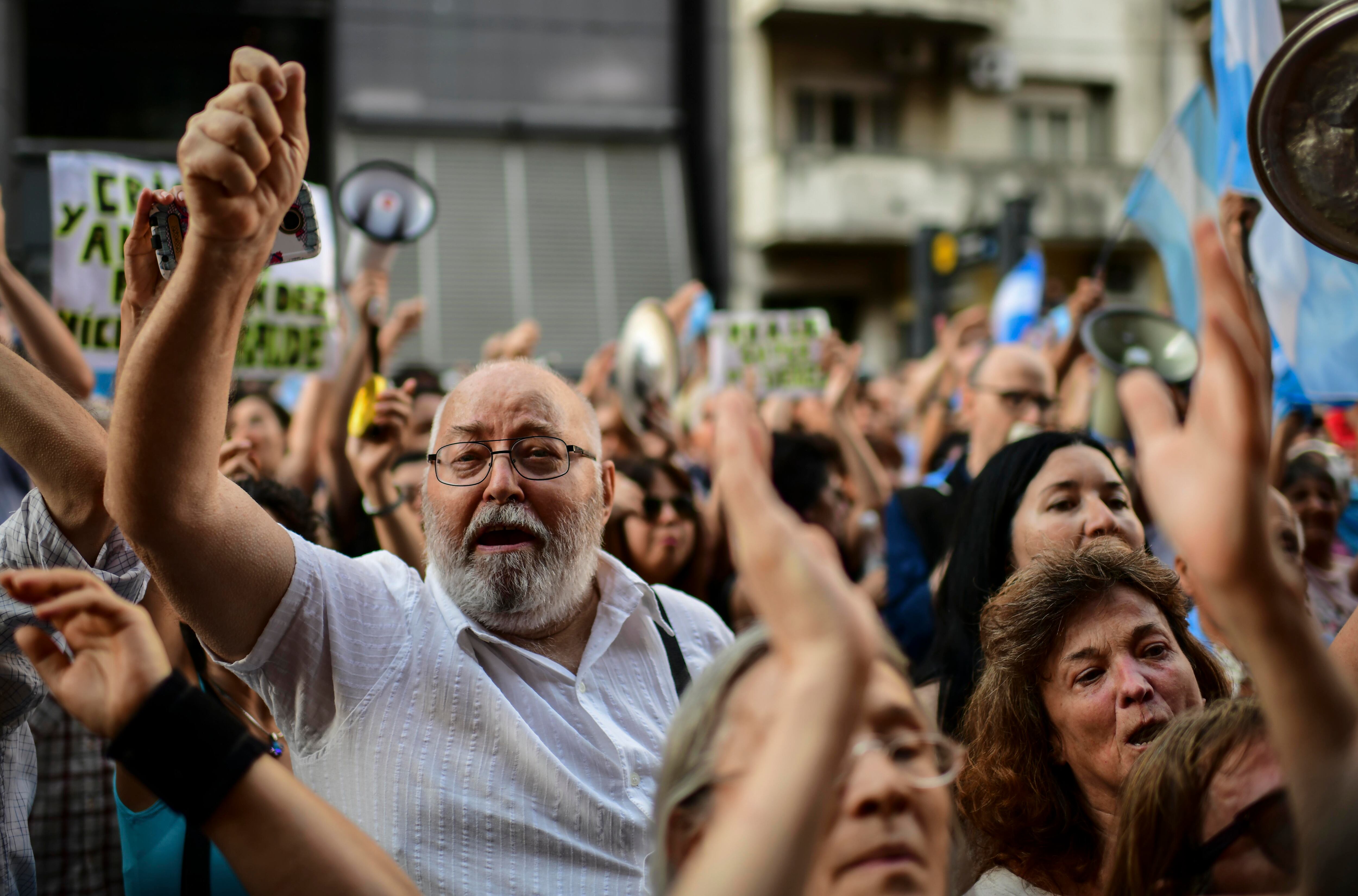En el último año, la moneda argentina se devaluó en casi un 40%, en un país golpeado por crisis recurrentes desde su fundación. (Foto: AFP)
