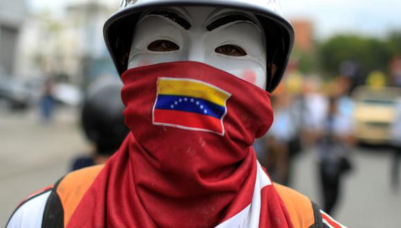 Un opositor al régimen de Maduro con una máscara de Guy Fawkes. (Foto: Reuters)