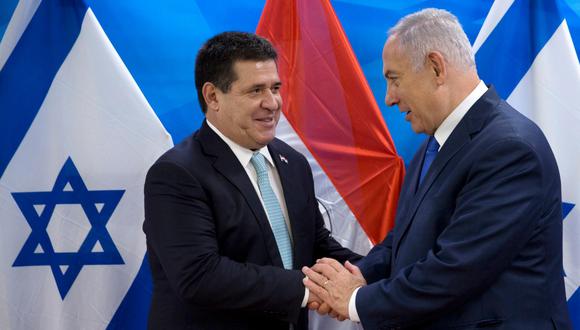 El primer ministro israelí, Benjamin Netanyahu, a la derecha, habla con el presidente de Paraguay, Horacio Cartes