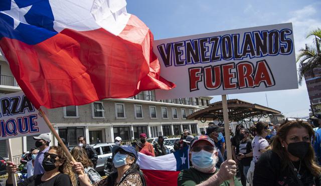Personas protestan contra la masiva migración venezolana que ha llegado a Chile. (Foto de Martin Bernetti / AFP)