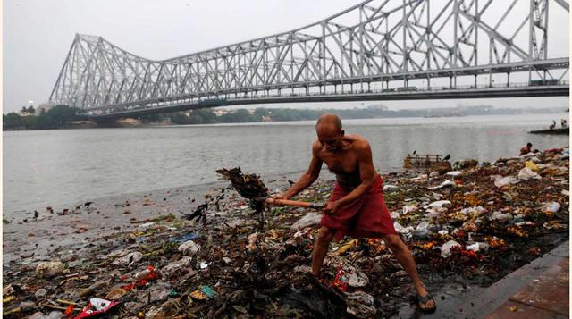 Recogida de basura a las afueras de Calcuta.