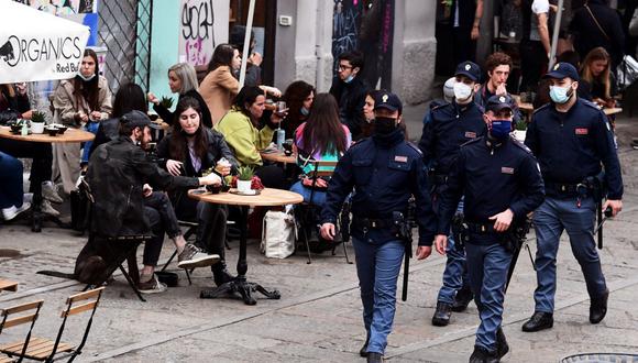 Desde el Gobierno italiano se aseguró que las autoridades están atentas a “lo que está ocurriendo en otros países europeos y el mundo” con respecto de las nuevas variantes. En la foto se aprecia a personas compartiendo una copa en la terraza de un bar en el Navigli, en el centro de Milán. (Miguel MEDINA / AFP)