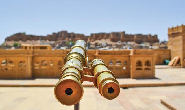 Foto 26 | Dónde: Jaisalmer, India. Livia Hengel, escritora de viajes, comenta: “La Ciudad Dorada de Jaisalmer a menudo es ignorada por los viajeros debido a su distancia de Delhi (un viaje en tren de 14 horas), pero vale la pena una visita por su impresionante arquitectura y atmósfera mágica. Situado en el corazón del desierto de Thar, el Jaisalmer está hecho completamente de piedra arenisca amarilla y se ve como un enorme castillo de arena saliendo del desierto. Una visita al Fuerte de Jaisalmer cuesta 50 rupias (US$ 0.80) y ofrece vistas panorámicas de la ciudad a continuación. No deje de pasar por el pintoresco lago Gadisar, salpicado de hermosos templos, y tomar un paseo en camello en el desierto.