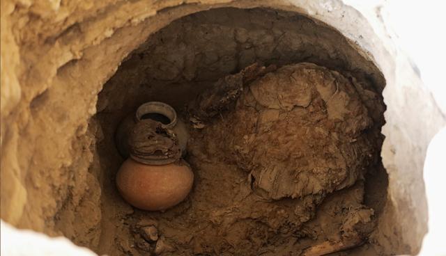 FOTO 12 | "Lo curioso es que una de esas telas tiene las características de los edredones actuales, con un relleno de algodón nativo", detalló el arqueólogo José Manuel Escudero, director de las excavaciones en la huaca Las Abejas. (Foto: Reuters)